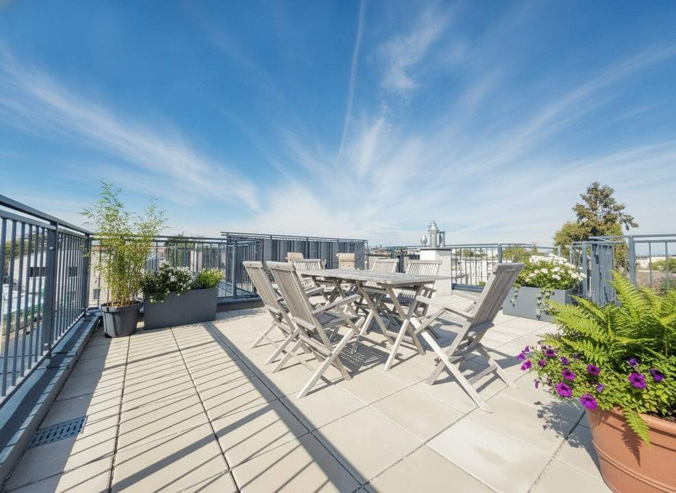 Penthouse-Flair mit sonniger Dachterrasse &amp; maßgefertigter Tischlerausstattung