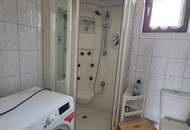 EIN- ZWEIFAMILIENHAUS MIT ZWEI EINGÄNGEN UND 3 GARAGEN