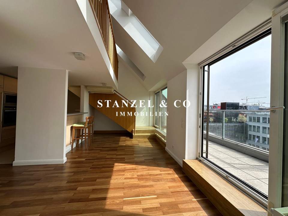 SONNIGES LOFTARTIGES DACHGESCHOSS MIT SCHÖNEM BLICK