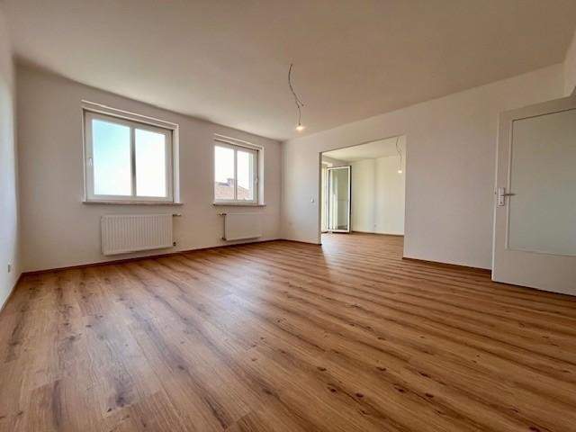 Erstbezug nach Komlettsanierung! Großzügige 3,5-Zimmer-Wohnung mit Balkon