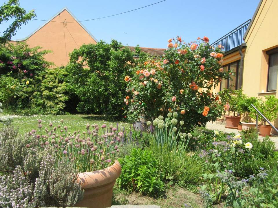 NEU RENOVIERTES EINFAMILIENHAUS MIT NEBENGEBÄUDE