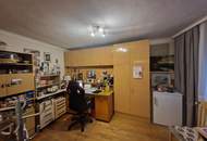 RARITÄT IN HOLLABRUNN: CHARMANTES, SANIERUNGSBEDÜRTIGES LANDHAUS MIT BAULANDRESERVE IN SEHR GUTER WOHNLAGE MIT HERRLICHEM GARTEN SAMT ALTBAUMBESTAND