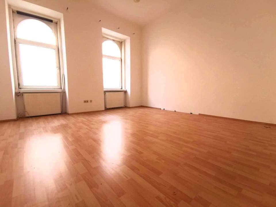 sanierungsbedürftige Wohnung im 1. Stock