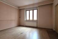 URBAN-LORITZ-PLATZ: Sanierungsbedürftige 3-Zimmer-Altbauwohnung mit Balkon