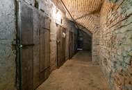 Zu Fuß zum Rochusmarkt & Donaukanal | Großzügiger Altbau mit ca. 3,60 m Raumhöhe | Separate Küche inkl. Küchenzeile | Hofseitiges Schlafzimmer mit Grünblick