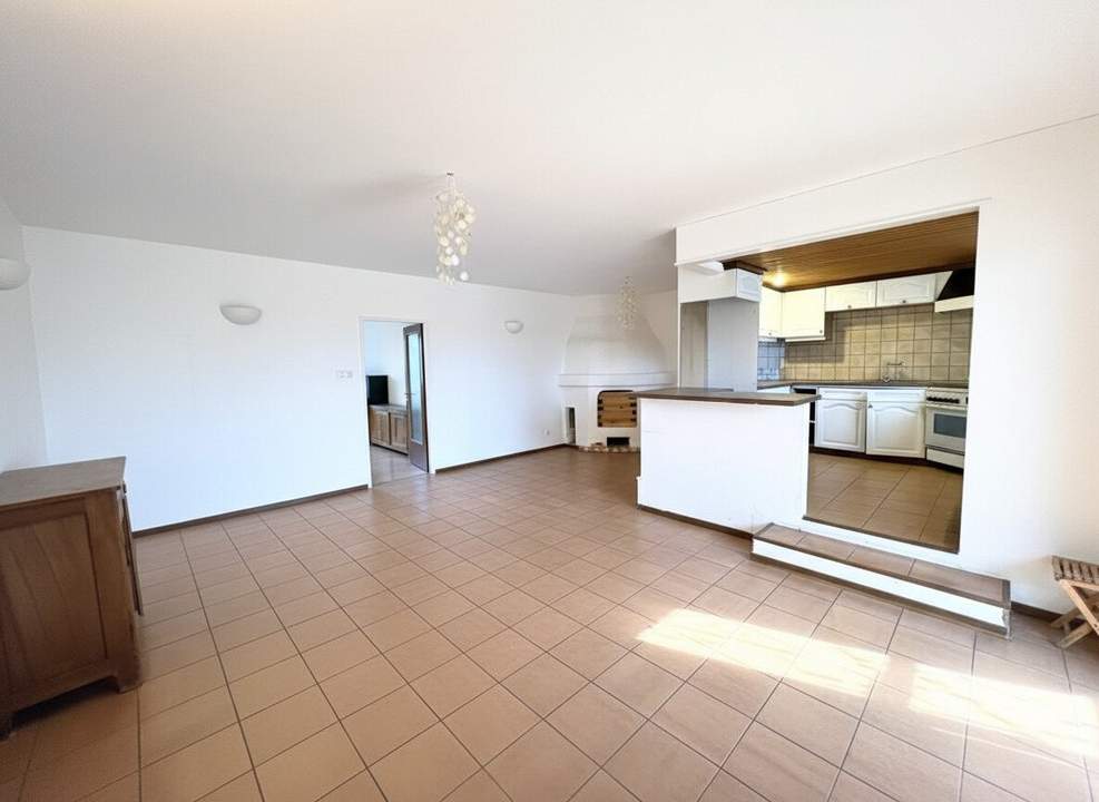 Lichtdurchflutete Dachgeschosswohnung ohne Dachschrägen mit großzügigem Wohnbereich und Südbalkon mit Weitblick !