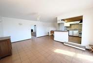 Lichtdurchflutete Dachgeschosswohnung ohne Dachschrägen mit großzügigem Wohnbereich und Südbalkon mit Weitblick !