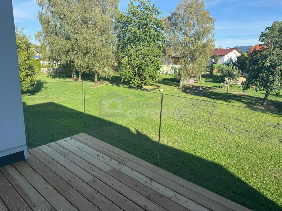 Wohnen im Zentrum von Seewalchen am Attersee– Helle 2-Zimmer-Wohnung mit Loggia und Blick ins Grüne.