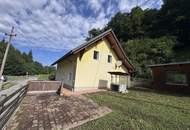 Zweifamilienhaus mit Nebengebäude und großzügigem Garten nahe Dreiländereck !