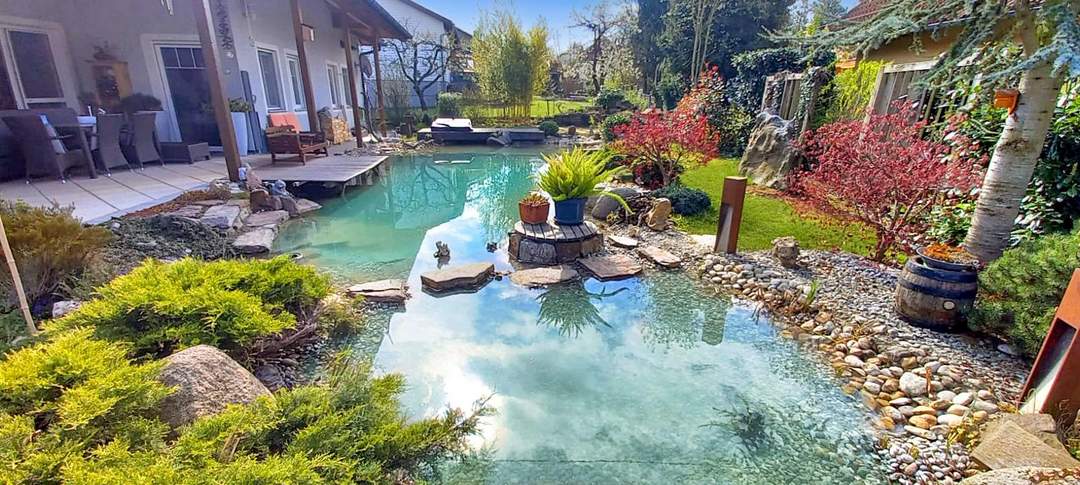 Außergewöhnliches Zweifamilienhaus mit Schwimmteich, Sauna &amp; Wintergarten