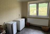 Großzügiger rundum eingezäunter Bungalow in ruhiger und sonniger Ortsrandlage