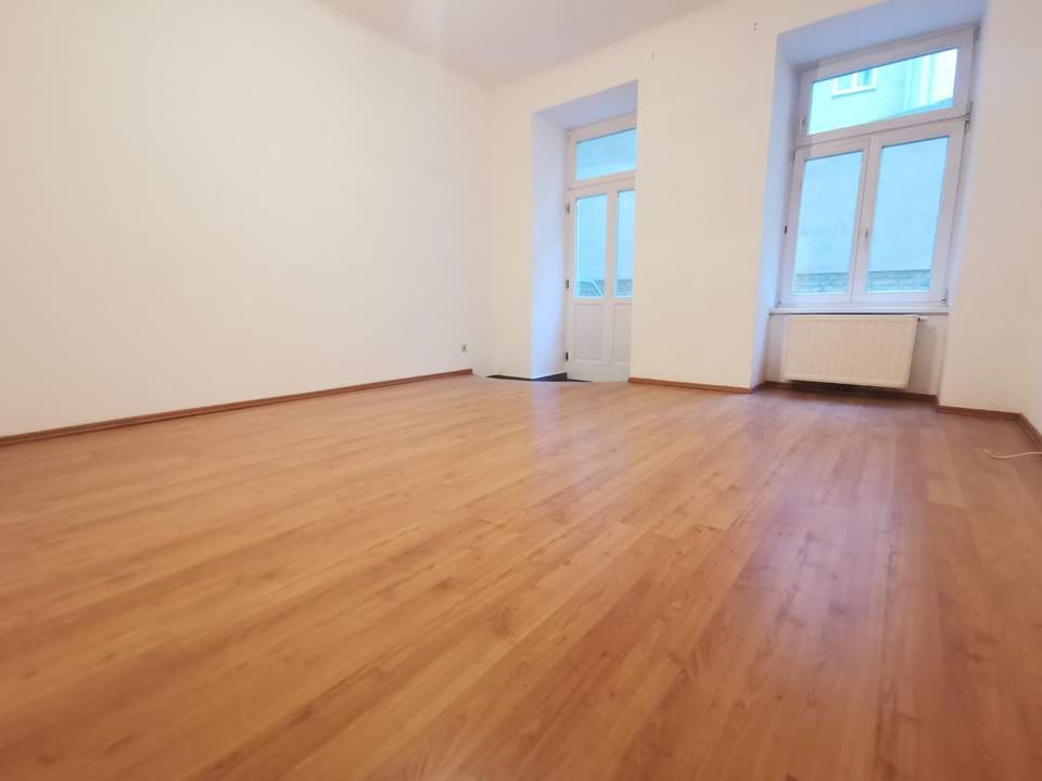 Superschöner Altbau hat Wohnungspaket mit Freiflächen zu vergeben. Anleger & 1 x Eigennutzer.