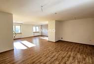 Sonnige, sehr große 4-Zimmer-Wohnung - zwei Bäder, große Küche - im Zentrum von Laxenburg