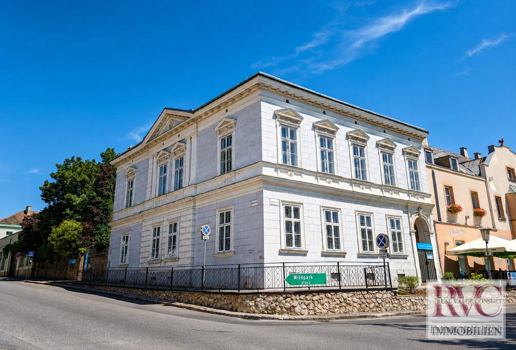 „Wohnung in einer Gründerzeitvilla am Hauptplatz: Ihre Wohnung mit Zukunftspotenzial“
