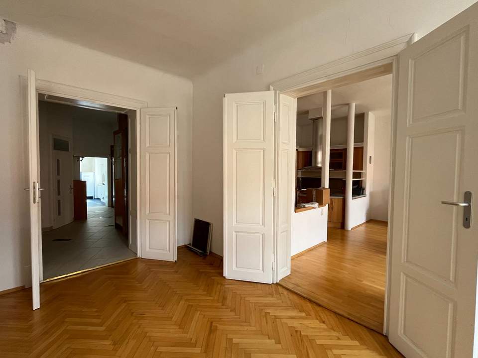 Schöne, großzügige Altbauwohnung, zentral und doch sehr ruhig! 143 m²