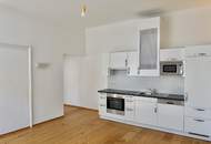 Neu sanierte Wohnung mit zwei Zimmern und großzügiger Wohnküche