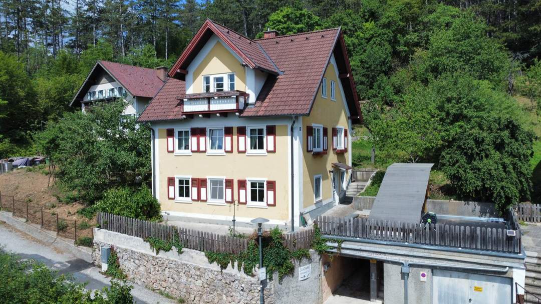 Zweifamilienhaus in begehrter Grünlage mit Waldanteil