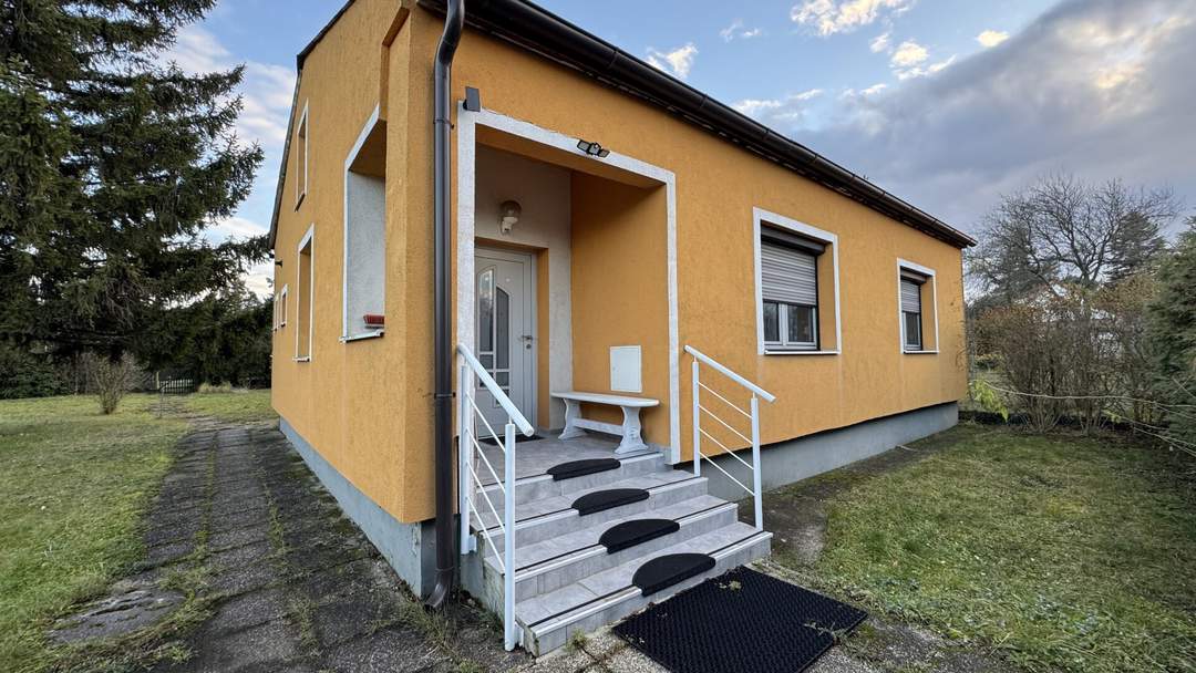 Kleines Haus mit großem Grundstück