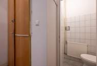 **Hannovermarkt** Renovation Opportunity: Charming 3-Room Period Apartment with Balcony and Airbnb Potential