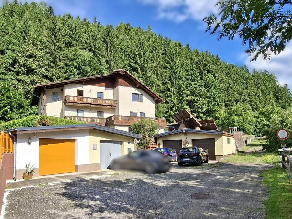 Geräumiges Wohnhaus mit Garagen, tolles Grundstück am Waldrand