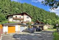 Geräumiges Wohnhaus mit Garagen, tolles Grundstück am Waldrand