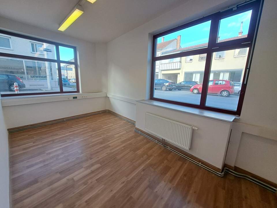 Straßenseitiges Kleinbüro mit Auslagemöglichkeit