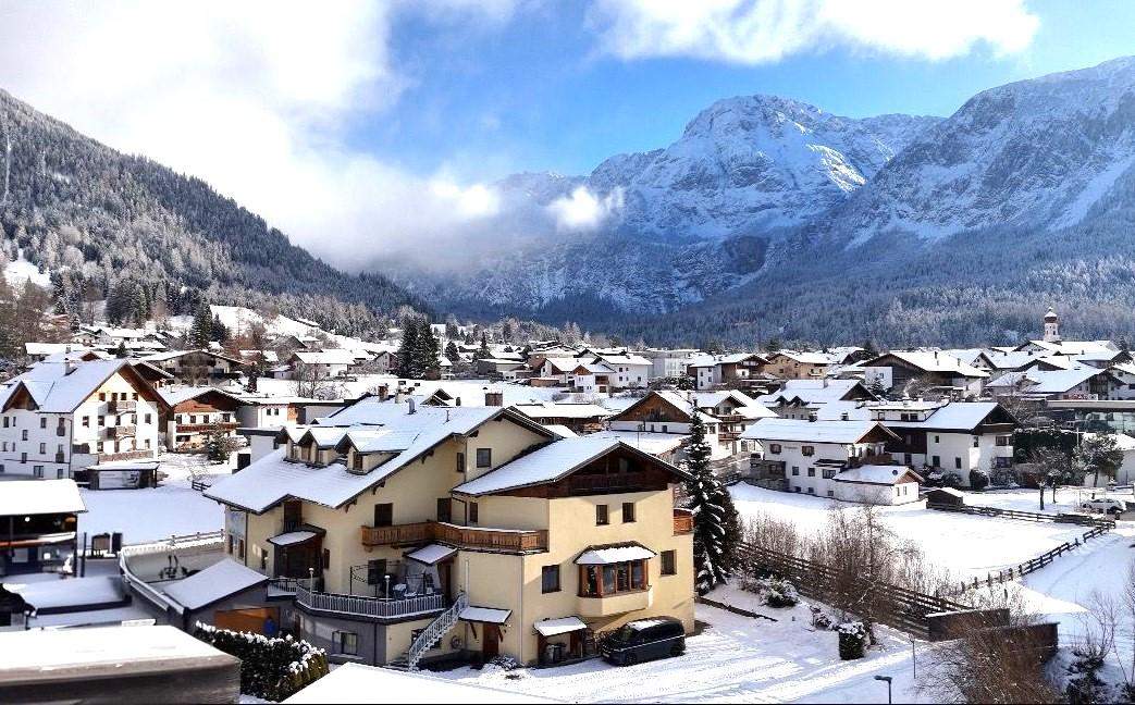 Toplage und Tradition: Hotel in den Tiroler Bergen an der Zugspitze!