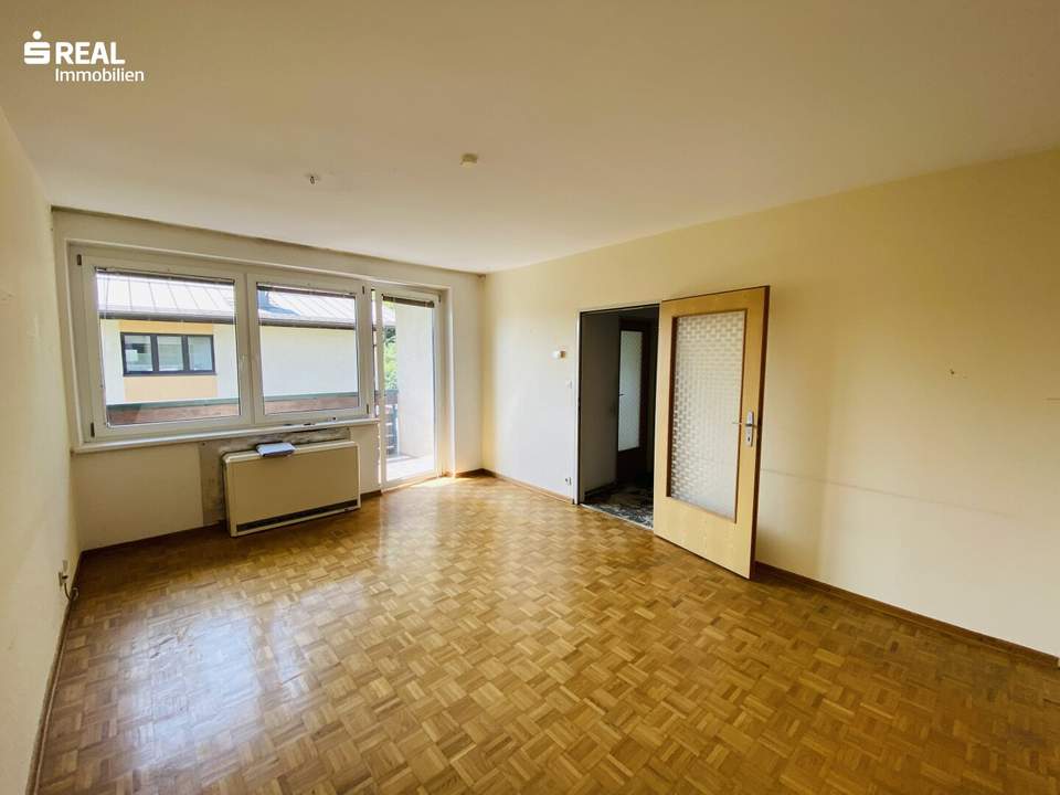 Sanierungsbedürftige 2-Zimmer-Wohnung mit Balkon in Neu-Anif