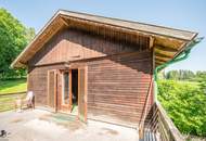 Zum Verkauf steht ein zusammenhängendes Landwirtschafts- und Waldgrundstück mit Holzhaus