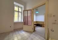 ROHDIAMANT IN TOPLAGE! U6 DIREKT. SANIERUNGSBEDÜRFTIGE 3,5 ZIMMER. FISCHGRÄTPARKETT.