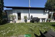 RUHIG WOHNEN AM WASSER! Bungalow mit Blick ins Grüne & direktem Badezugang! Erholung pur! Möbliert! - JETZT ZUSCHLAGEN