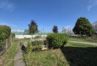 Sehr gepflegtes Wohnhaus samt großem Garten sowie ein Nebengebäude mit integrierter Garage am Waldrand.