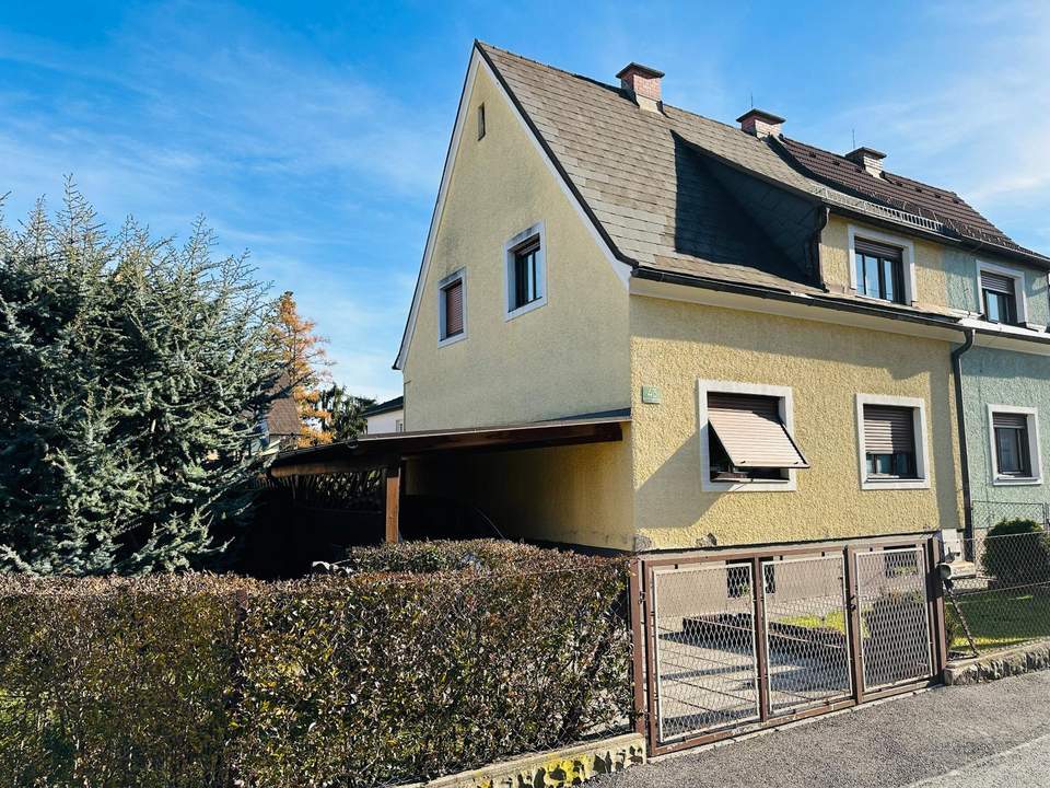 Sanierungsbedürftige Doppelhaushälfte mit großem Garten und Carport