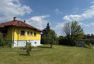 ZWEI WOHNHÄUSER - TRAUMHAFTER BUNGALOW UND KLEINES SOMMERHAUS SAMT PARKÄHNLICHEM GARTEN MIT HERRLICHEM ALTBAUMBESTAND