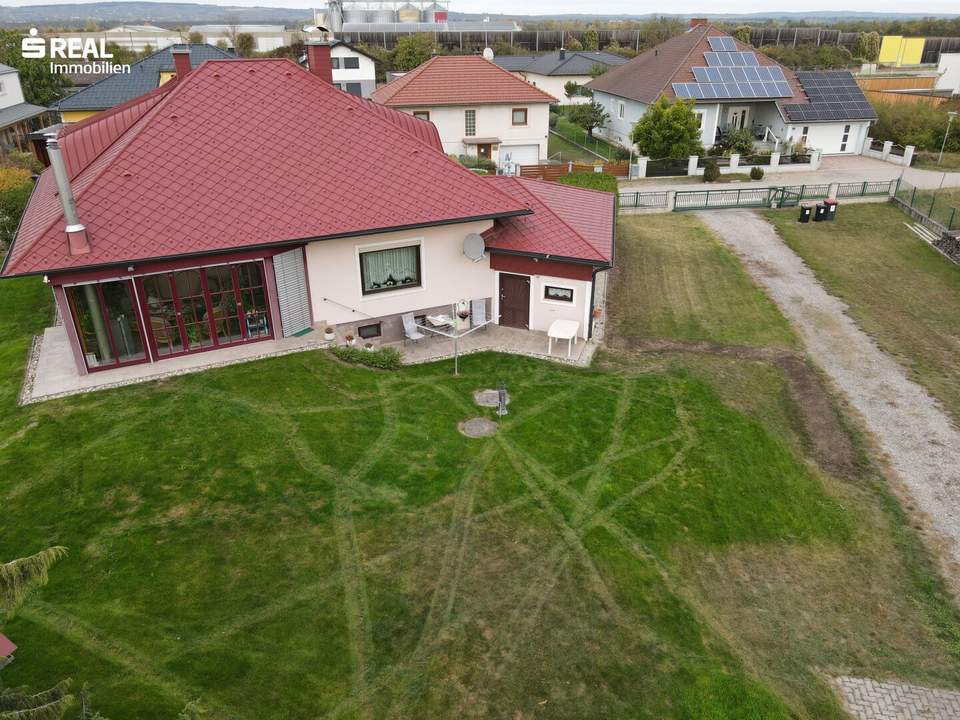 Geräumiges Einfamilienhaus mit großem Grundstück und Mehrzweckhalle in Grafenwörth