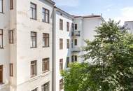 MITTEN IM SIEBTEN | Ost/West ausgerichteter Stil-Altbau mit Balkon | Grünblick | Prachtvolles Jahrhundertwendehaus