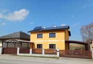 Gediegenes Stockhaus in grüner Umgebung