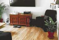 RENOVIERT - MIT UNEINSICHTIGEM GARTEN UND ZWEITEM ZUGANG