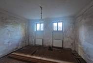 SANIERUNGSBEDÜRFTIGES LANDHAUS MIT TRAUMHAFTEM GARTEN SAMT ALTBAUMBESTAND IN ALLERBESTER WOHN- UND ZENTRUMSLAGE VON KIRCHBERG AM WAGRAM