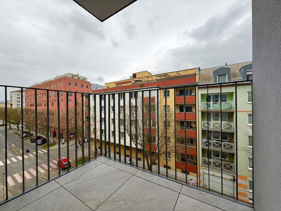 BEZUGSFERTIG: Neubau-Erstbezug mit Freifläche und Küche!