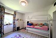 Geräumiges Wohnhaus mit Garagen, tolles Grundstück am Waldrand