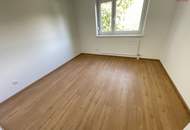 Neu sanierte 2-Zimmerwhg. im Grünen – mit Balkon & Garage!