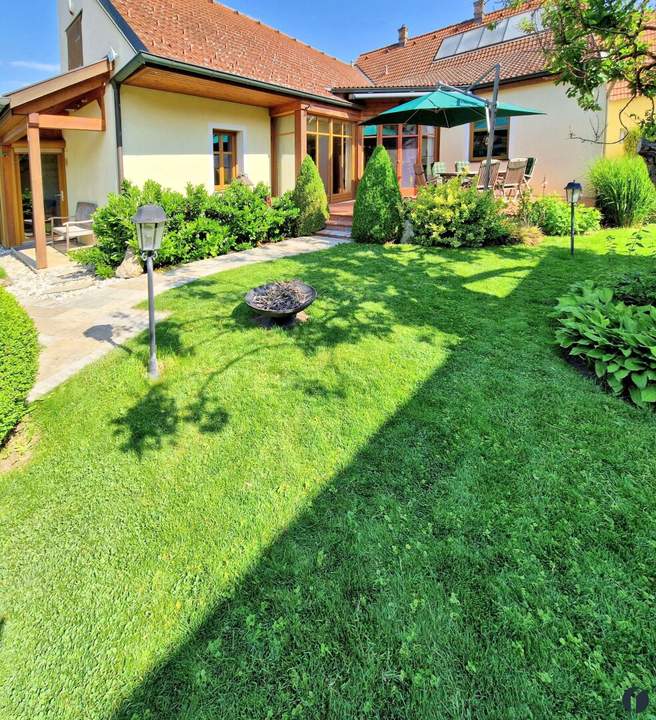 Großzügiges 7-Zimmer-Einfamilienhaus mit Pool und großem Garten