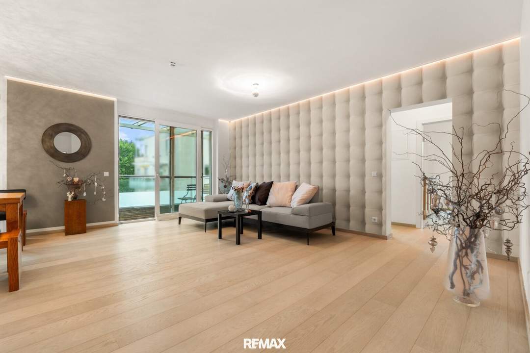 Exklusives Wohnerlebnis in St. Martin: Neuwertige 3-Zimmer-Wohnung mit hochwertigem Mobiliar, großem Südwest-Balkon und Tiefgaragenstellplatz
