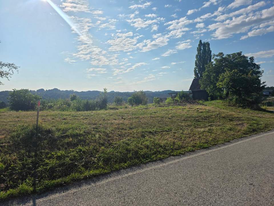 Baugrund + Freiland (Weingarten) in Aussichtslage auf slowenischer Seite!
