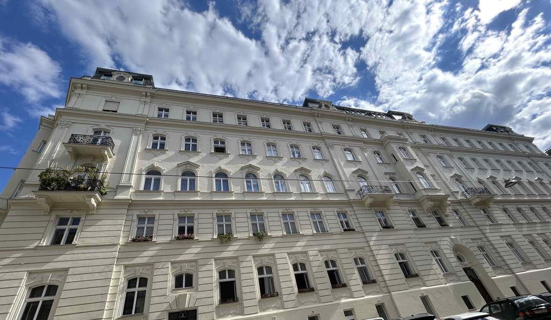 Erstbezug nach Sanierung! Traumhafte 4-Zimmer Altbauwohnung mit kleiner Loggia nahe Konzerthaus und Stadtpark! Ab Oktober 2025!