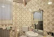 Geräumiges Stockhaus mit angebautem Laubengang und Garagentrakt