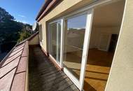 Top sanierte DG-Wohnung mit Balkon / nur 3 Wohneinheiten im Haus