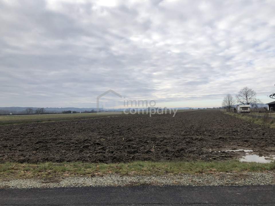Ebenes Grundstück in Ortsrandlage