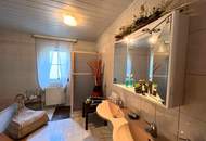 Charmantes Zweifamilienhaus mit idyllischem Naturpool